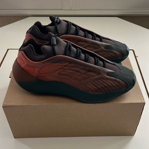 Yeezy 700 V3 Copper Fade size 11 New